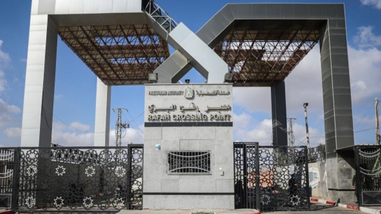Mısır’ın Beyrut Büyükelçiliği önünde "Refah Kapısı'nın açılması" talebiyle gösteri yapıldı