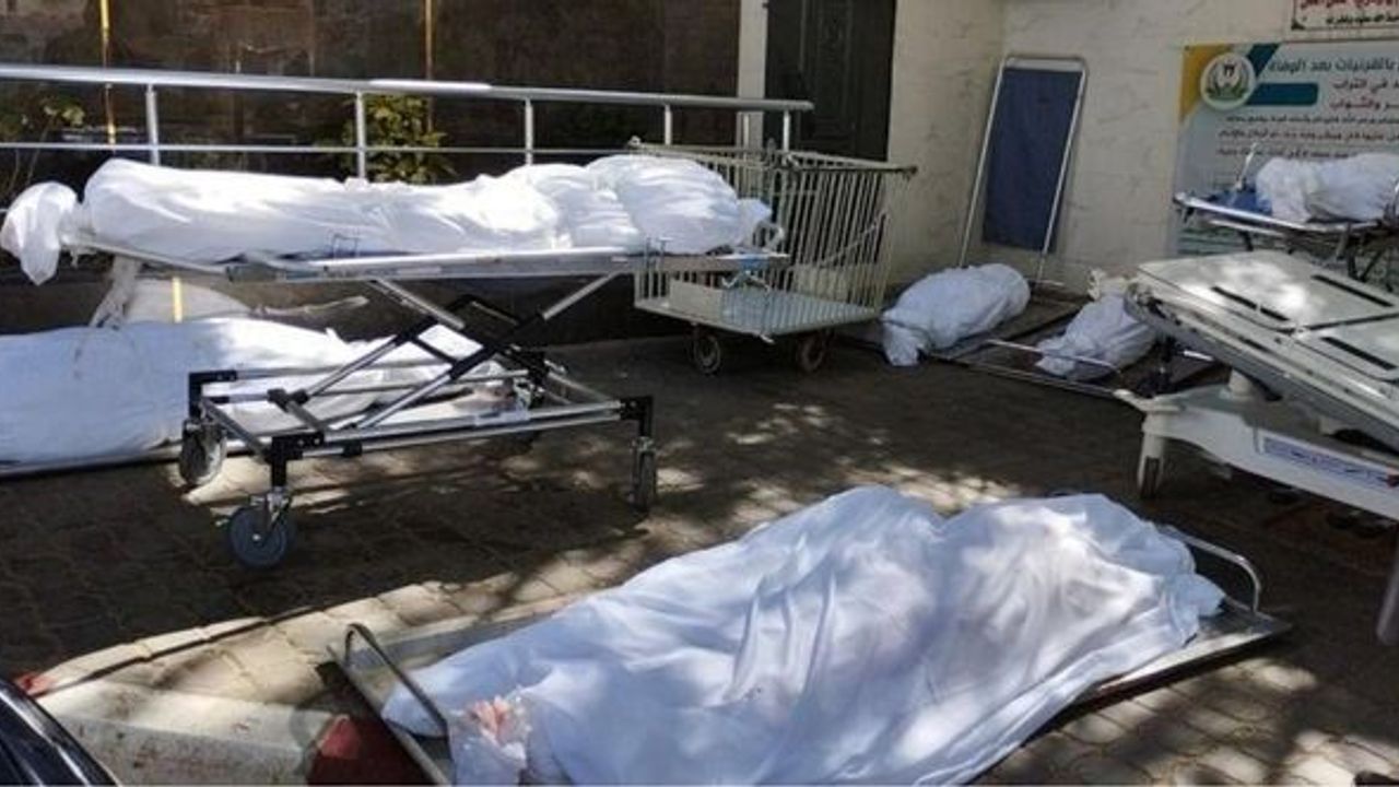 Şifa Hastanesi'nin avlusunda yüzlerce ceset birikti