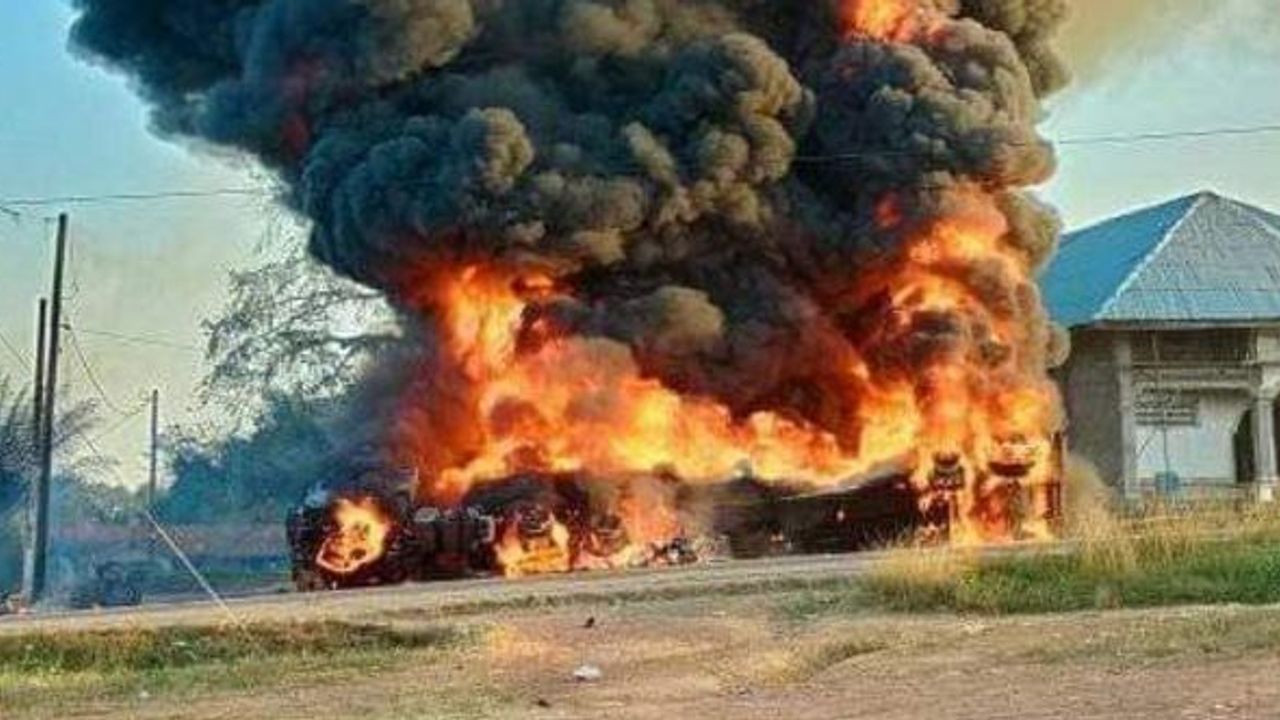 Devrilen yakıt tankeri patladı: 40 ölü