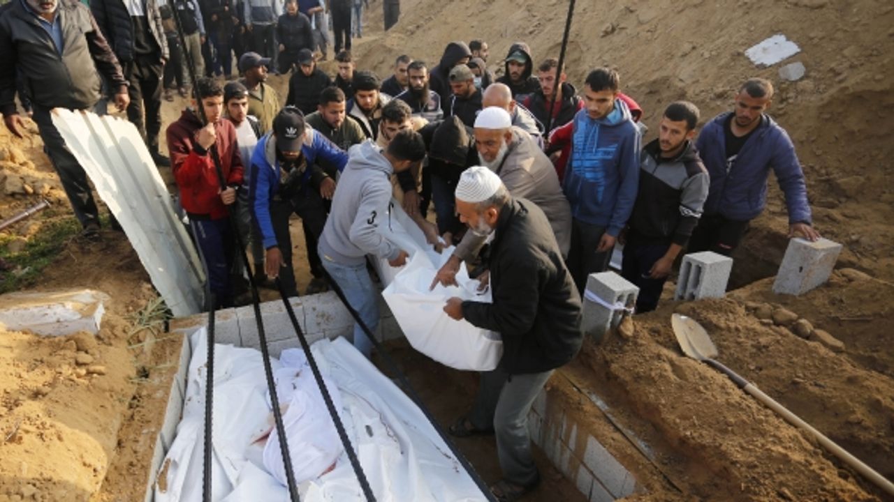 Gazze Şeridi'nde can kaybı 15 bin 207'ye yükseldi
