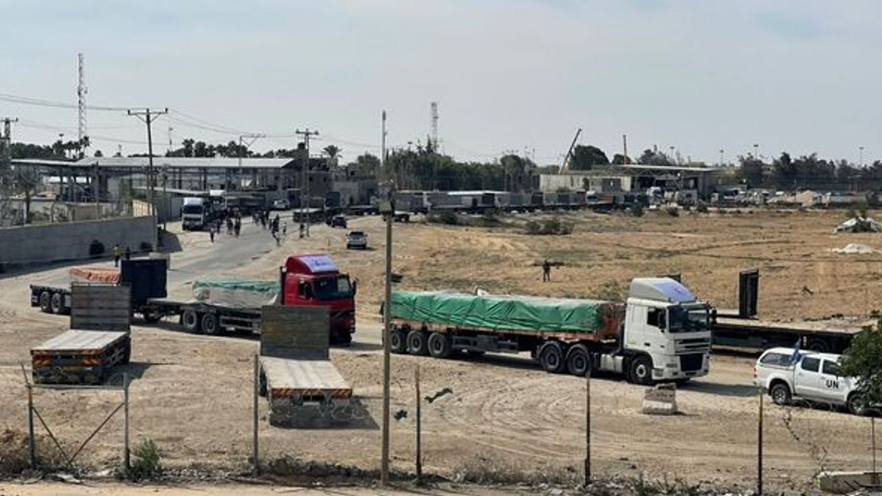 Gazze Şeridi'ne insani yardım malzemesi taşıyan 80 tır giriş yaptı