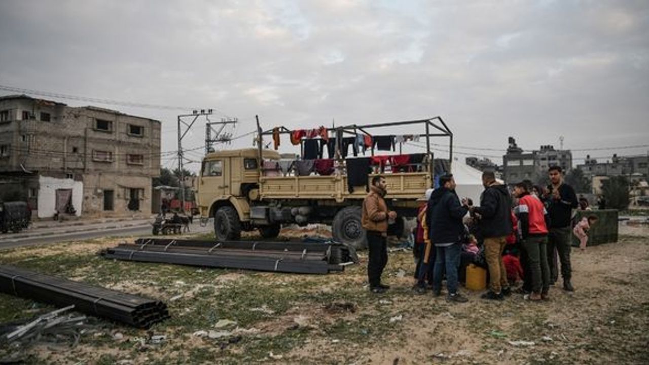 "İsrail saldırıları nedeniyle 100 bin kişi Mısır sınırındaki Refah'a gitmek zorunda kaldı"