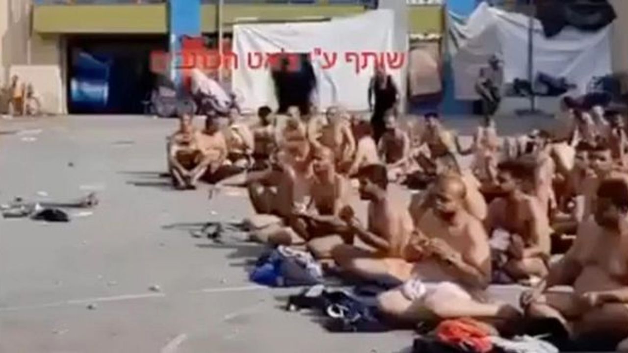 İsrail askerleri, okulda alıkoyduğu Filistinlilerin elbiselerini çıkardı