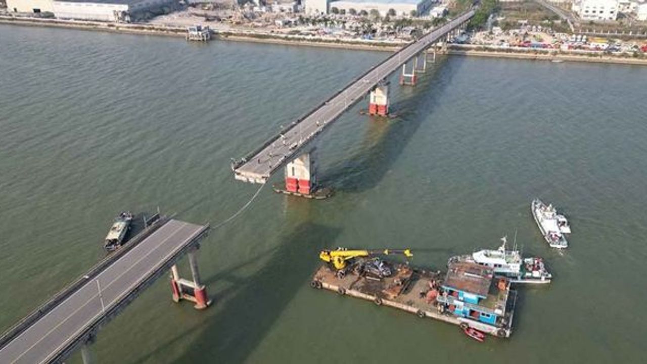 Kargo gemisinin çarptığı köprü çöktü: 5 ölü