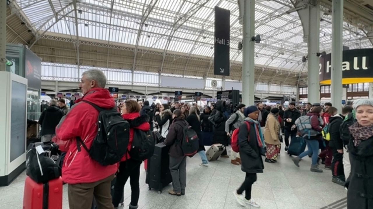 Paris'te tren istasyonunda bıçaklı saldırı: 3 yaralı