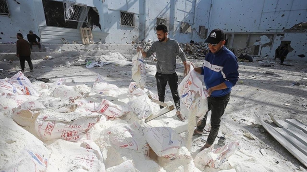 İsrail Gazze'de yardım dağıtım deposunu vurdu