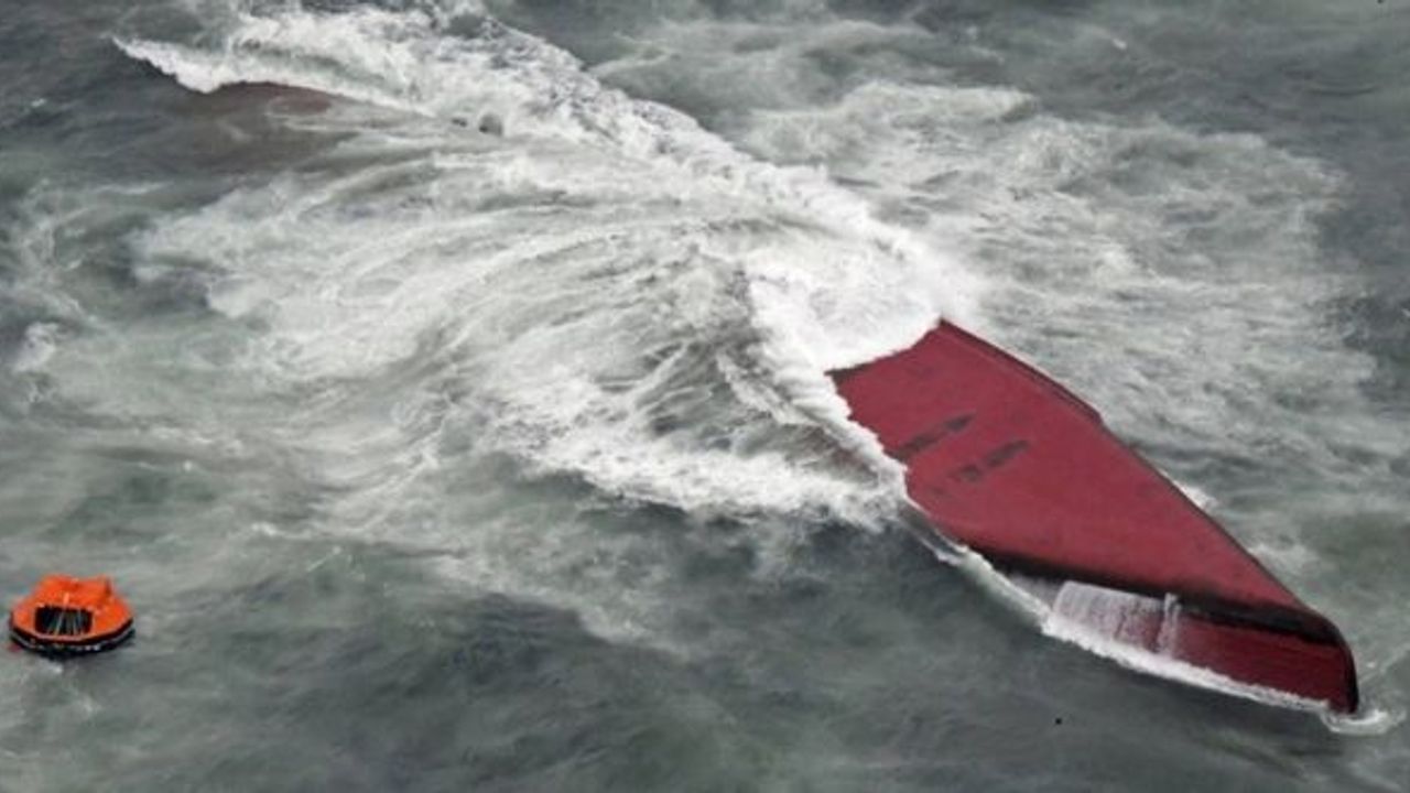 Kimyasal madde taşıyan tanker alabora oldu