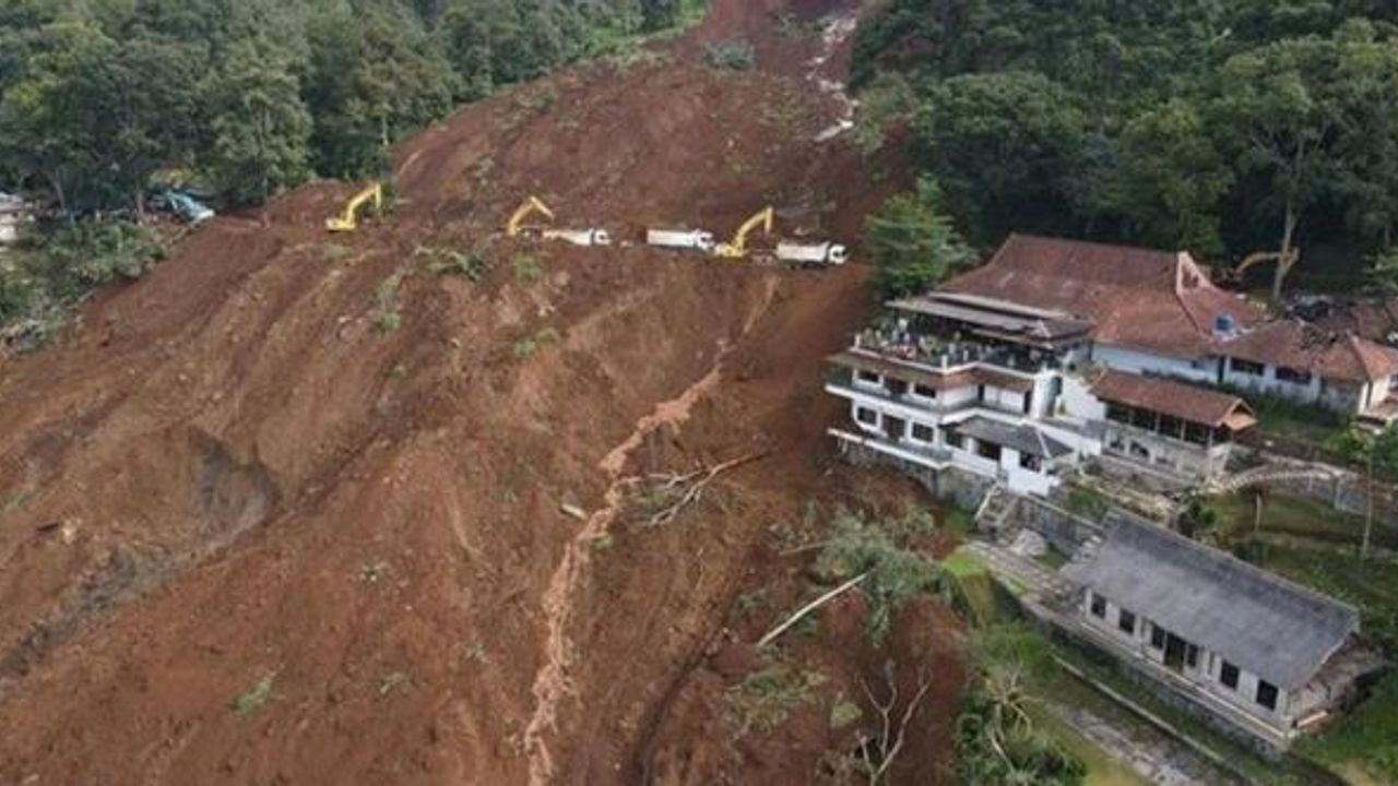 Endonezya'daki toprak kaymasında ölü sayısı 18'e çıktı