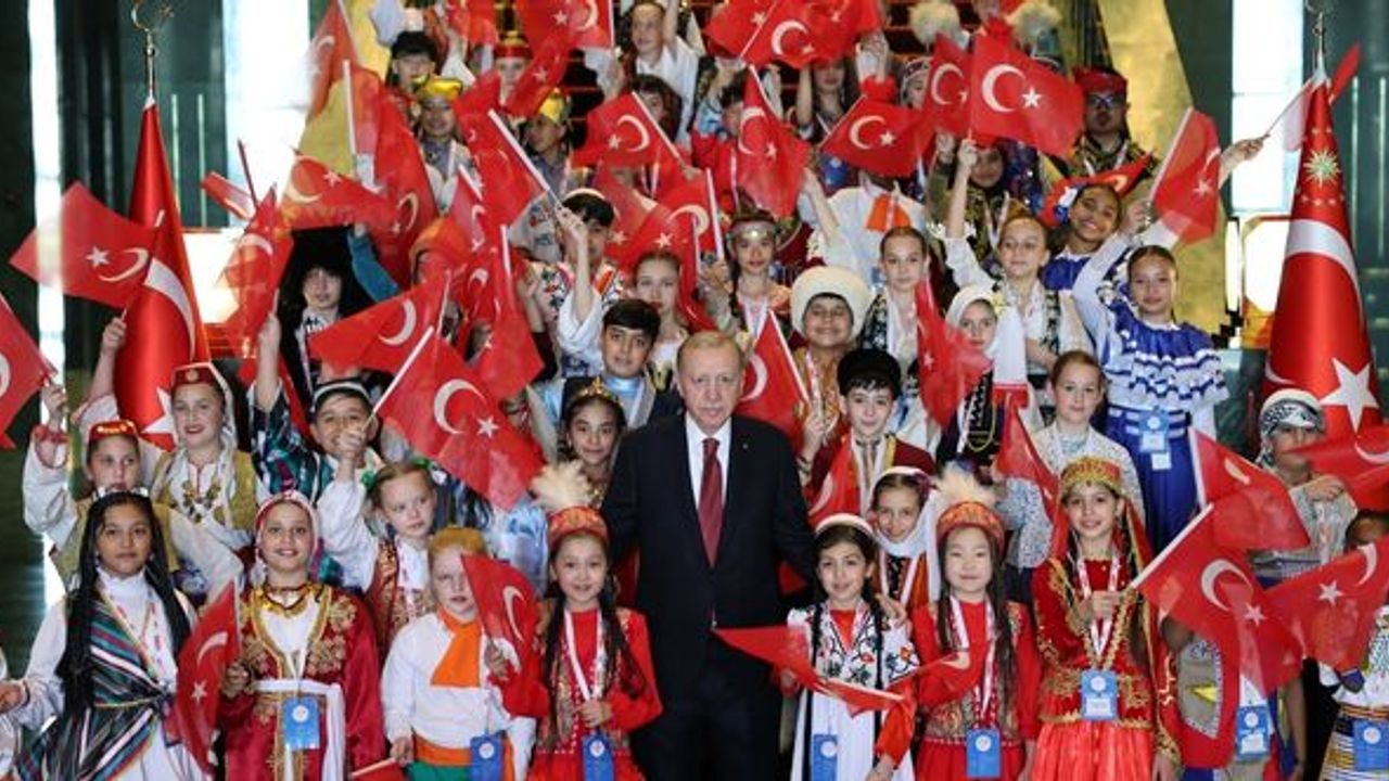 Erdoğan, Türk dünyası çocukları ve TRT Çocuk Şenliği konuk çocuklarıyla bir araya geldi