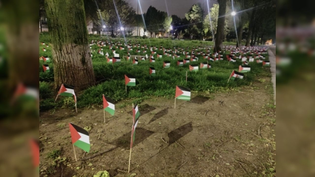 Fransa'da yeşil alana Gazze'de ölen çocuklar için 13 bin Filistin bayrağı yerleştirildi