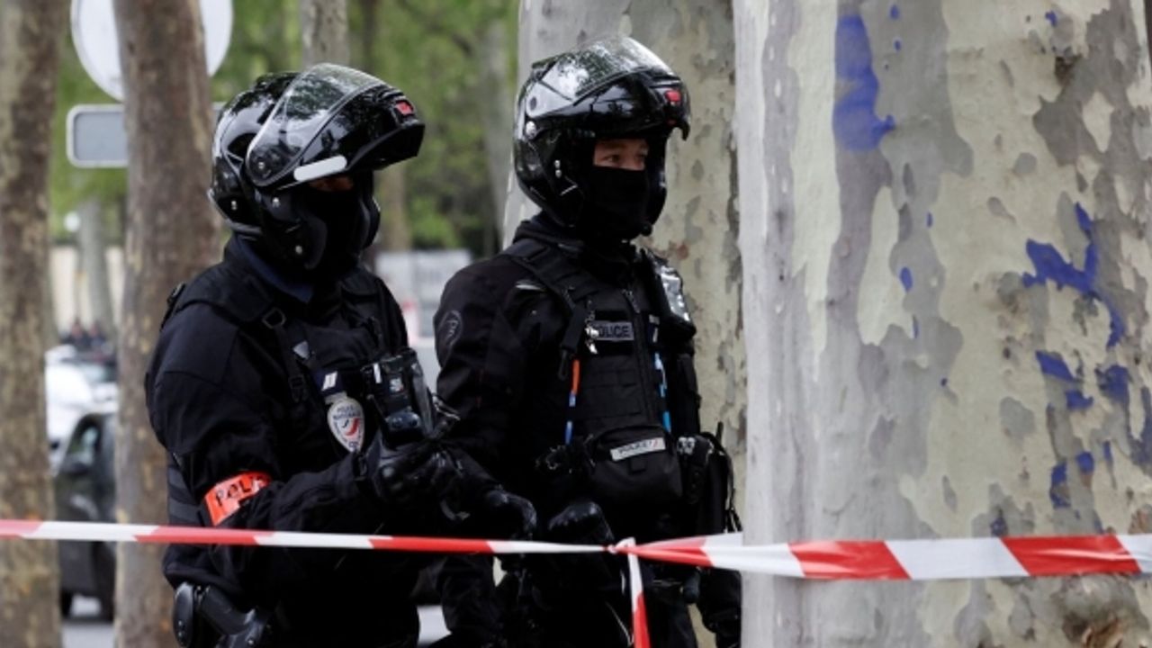 Paris'te İran Konsolosluğunda kendini patlatmakla tehdit eden kişi gözaltına alındı