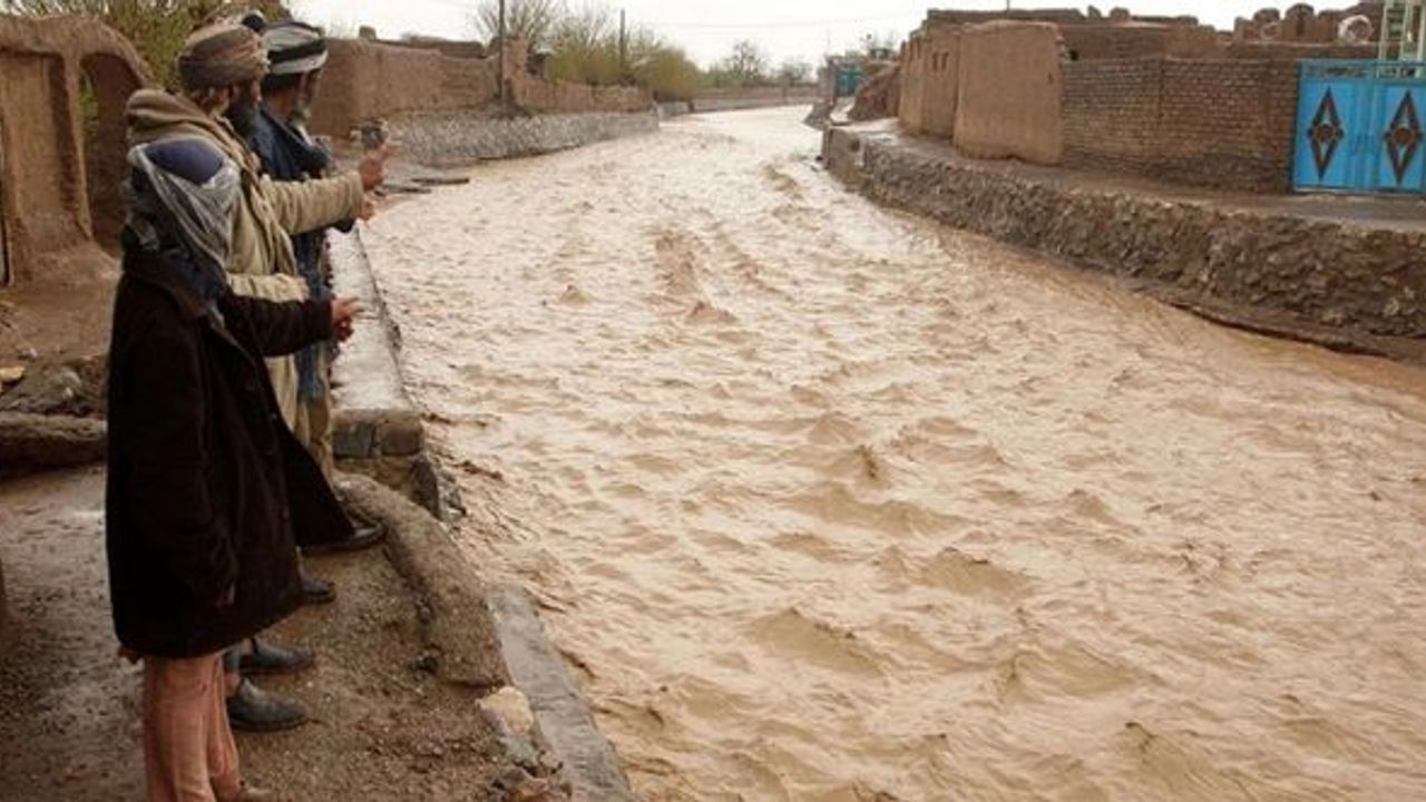 Afganistan'daki sellerde hayatını kaybedenlerin sayısı 300'ü geçti