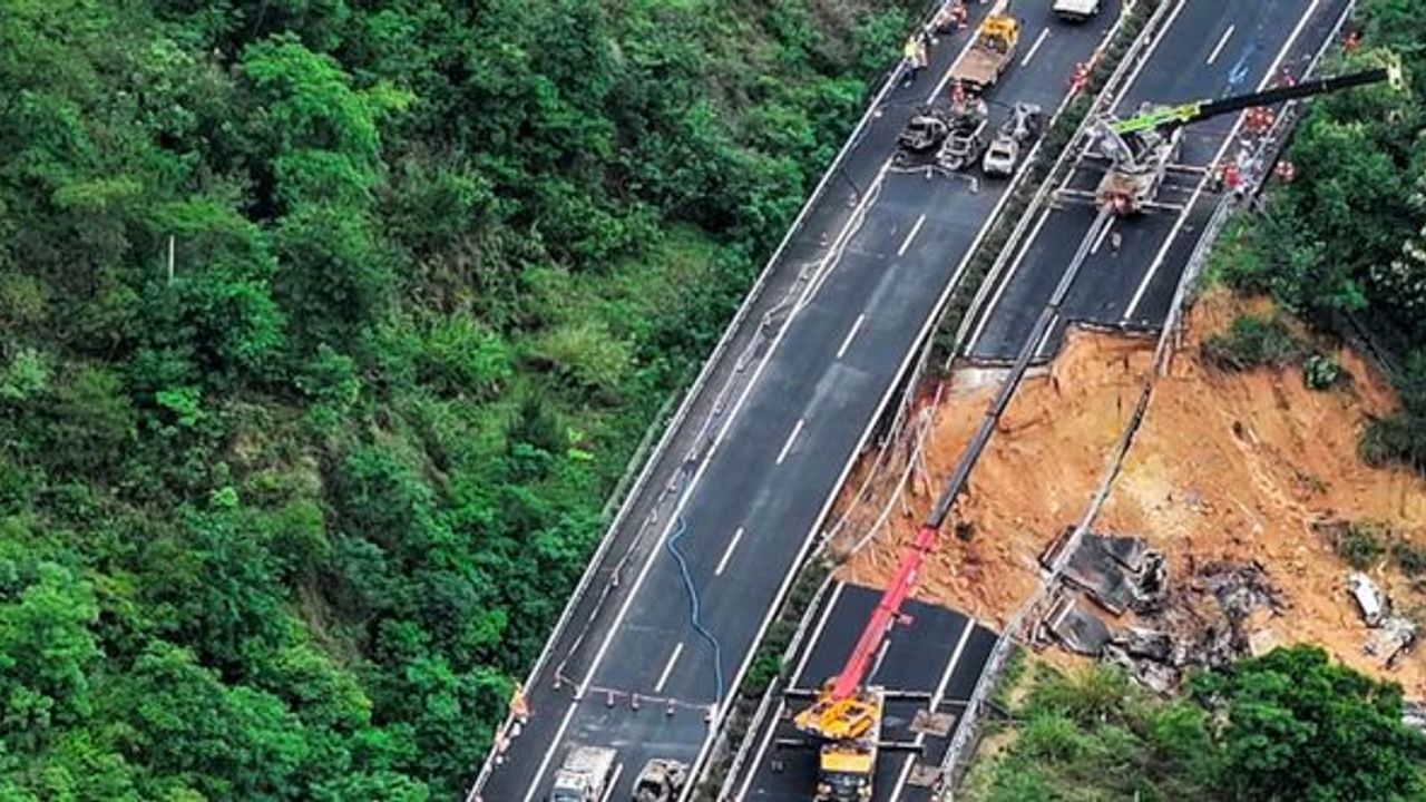 Çin'de otoyol çöktü: 19 kişi öldü