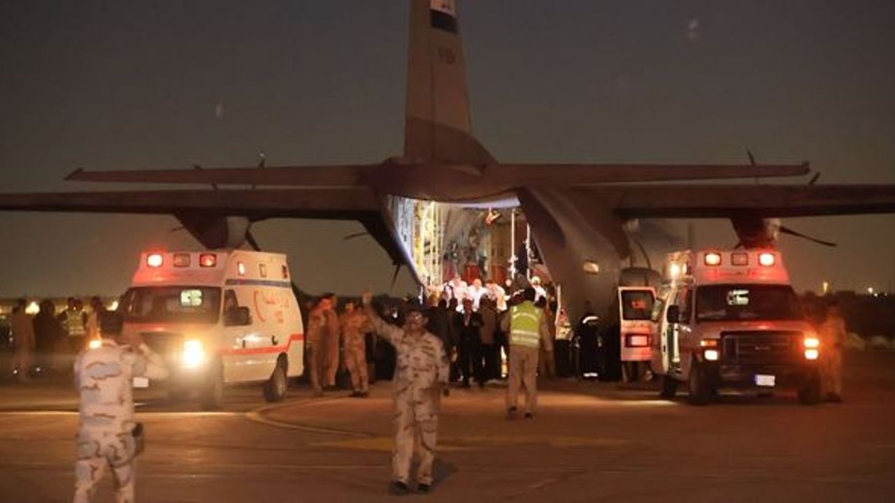 İsrail saldırılarında yaralanan bir grup Gazzeli, tedavi için Irak'a getirildi