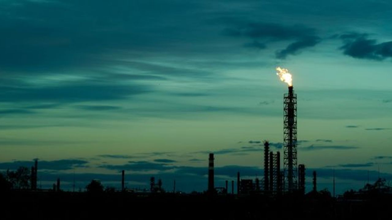 Brent petrolün varil fiyatı 77,61 dolar