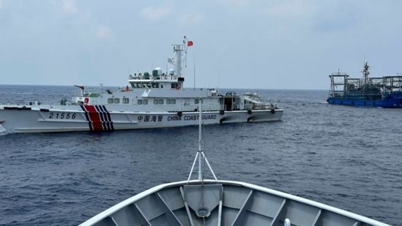 Çin ve Filipinler'e ait iki gemi çarpıştı