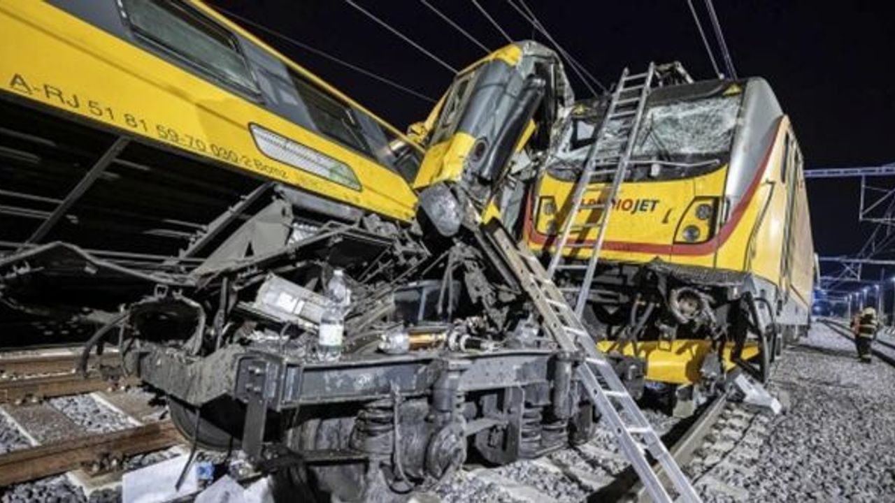 Yolcu treni ile yük treni çarpıştı: Ölü ve yaralılar var