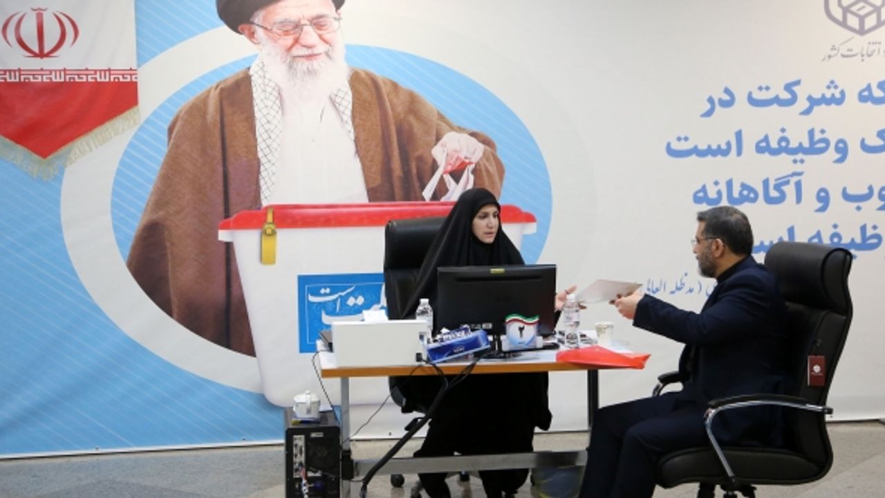 İran'da Kültür ve İslami İrşad Bakanı İsmaili, cumhurbaşkanı adaylığı için başvuru yaptı