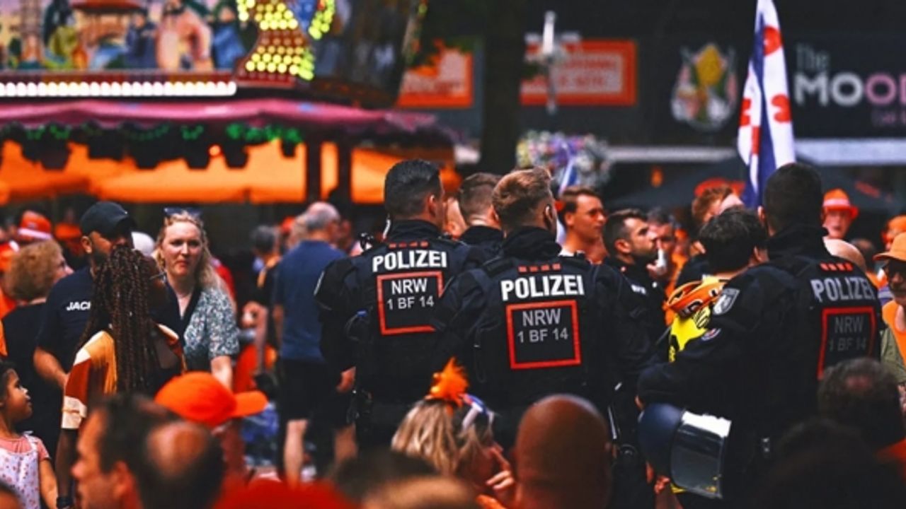İngiliz ve Hollandalı taraftarlar arasında kavga çıktı