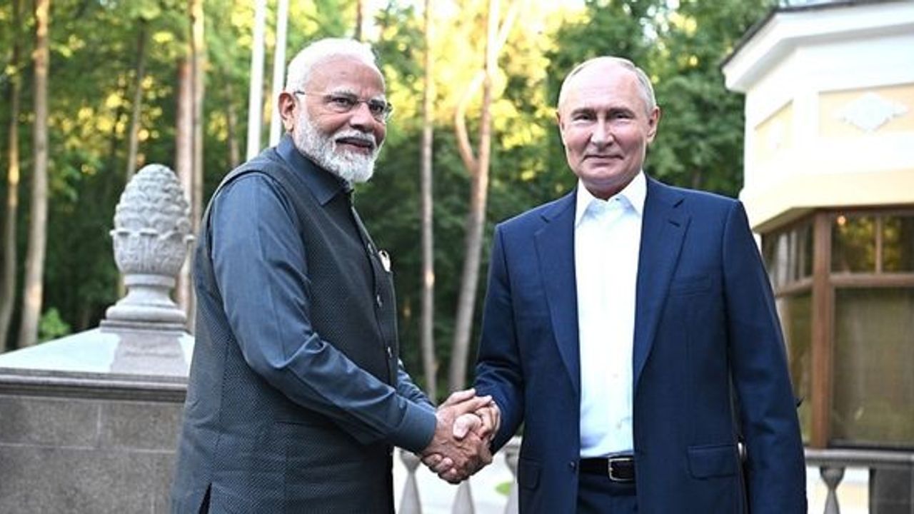 Putin ile Modi, Moskova'da bir araya geldi