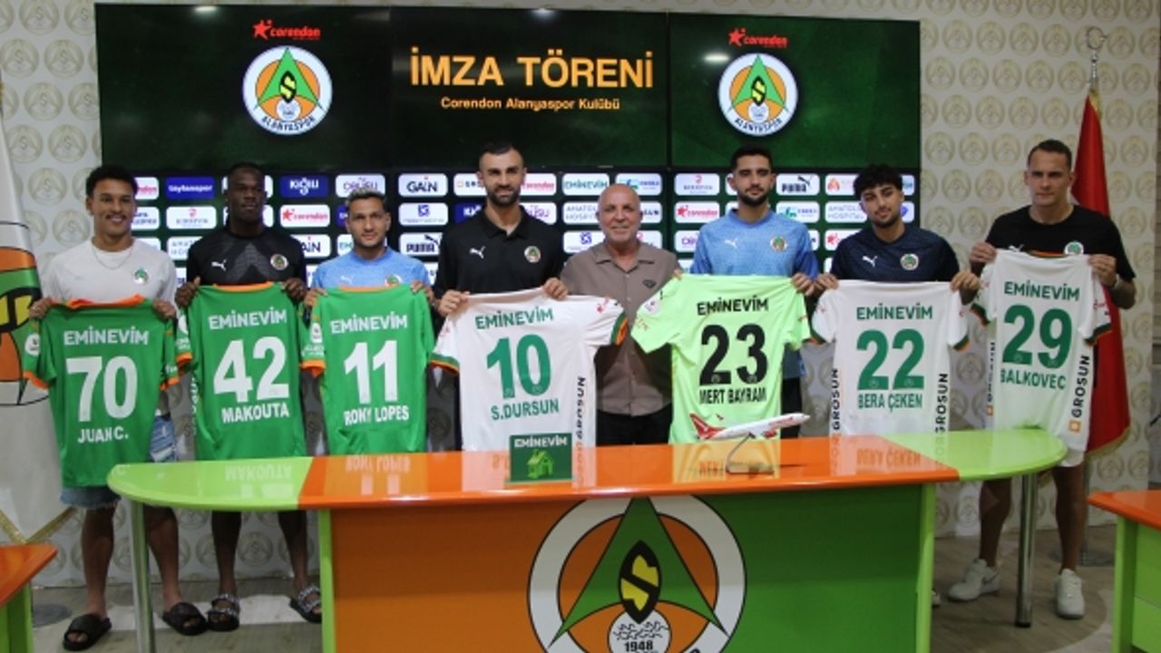 Alanyaspor'da imza töreni