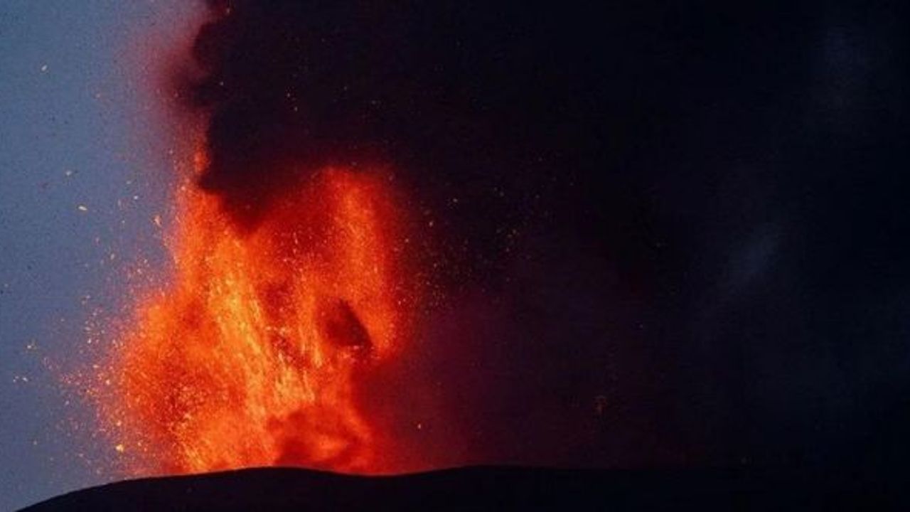 İtalya'daki Etna Yanardağı lav püskürtmeye başladı