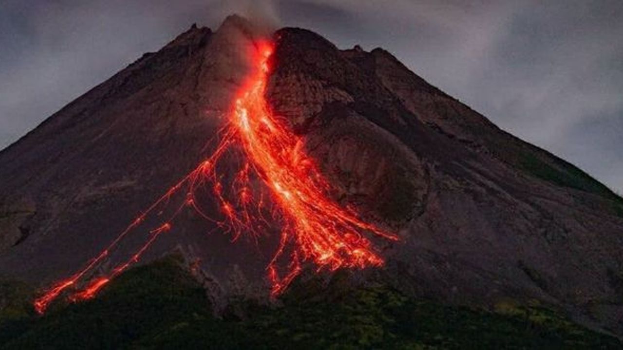 Endonezya, Merapi Yanardağı'nın patlaması üzerine alarma geçti