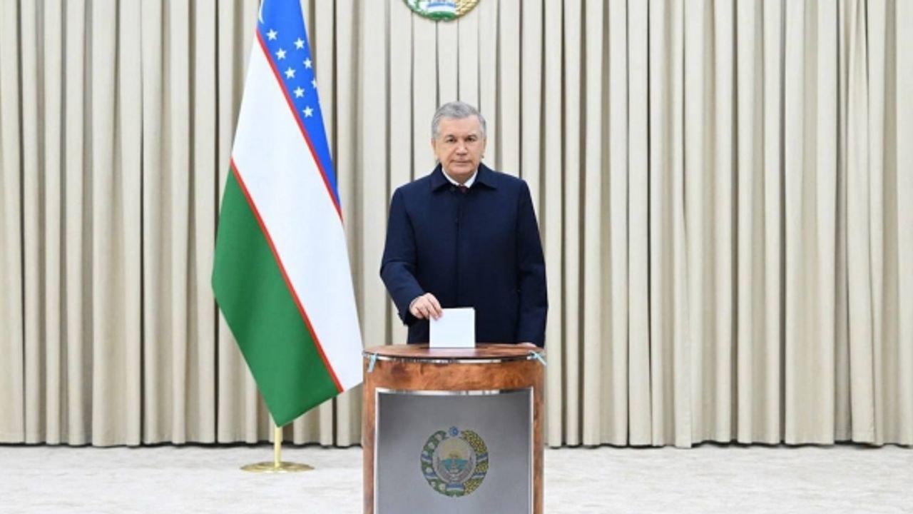 Özbekistan halkı, genel seçim için sandık başında