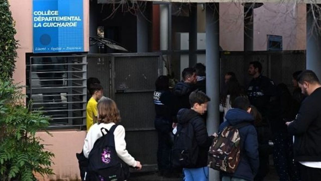 Fransa'da okula saldırı-Öğrenci öğretmenini bıçakladı