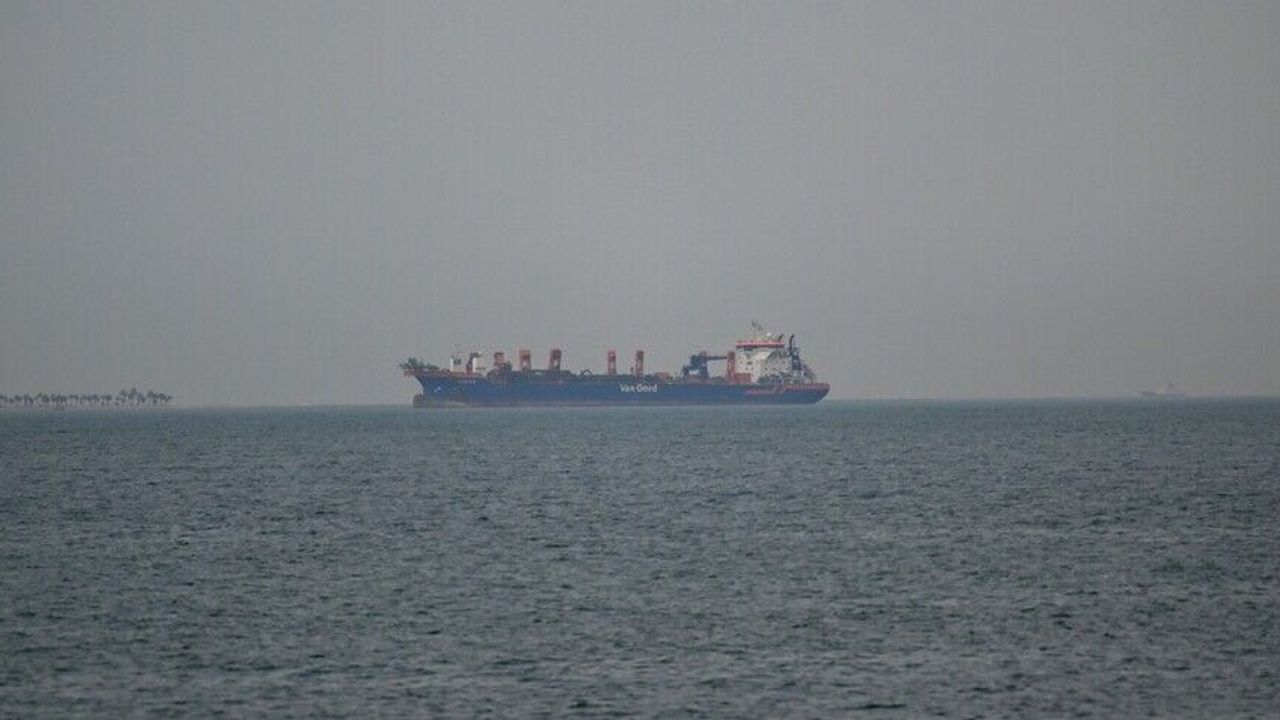 Hürmüz Boğazı'ndan gemi geçişleri ateşkes sonrası geriledi