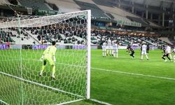 Giresunsporlu futbolcular kendi kalesine gol atıyor