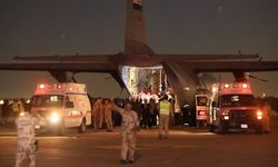 İsrail saldırılarında yaralanan bir grup Gazzeli, tedavi için Irak'a getirildi