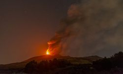 Etna Yanardağı'nda lav akışı meydana geldi