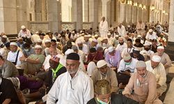 Hacı adayları Kurban Bayramı öncesi son cuma namazını Kabe'de kıldı
