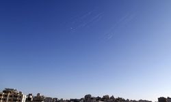 İran'ın 20'den fazla füzeyle yaptığı misillemede Tel Aviv çevresinde isabetler olduğu bildirildi
