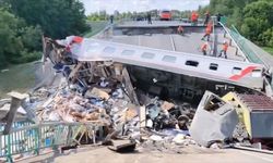 Rusya'da otoyol köprüsü yolcu treninin üzerine çöktü