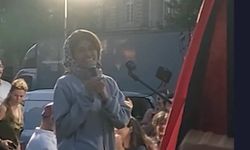 Madleen gemisinin Fransız aktivistlerinden AP üyesi Hassan, Paris'te coşkuyla karşılandı