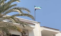 Suriye'nin Trablus büyükelçiliğinde 13 yıl sonra bayrak göndere çekildi