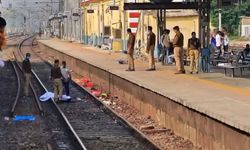 Hindistan'da tren raylara inen yolcuları ezdi