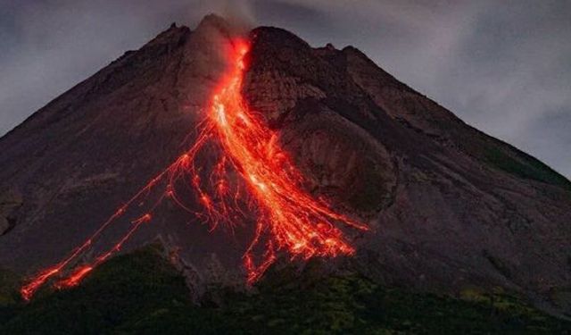 Endonezya, Merapi Yanardağı'nın patlaması üzerine alarma geçti