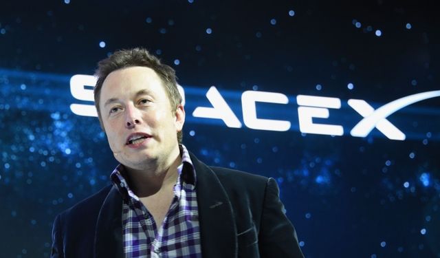 Musk, Mars'a insansı robot taşıyan ilk roketi 2026'da gönderecek