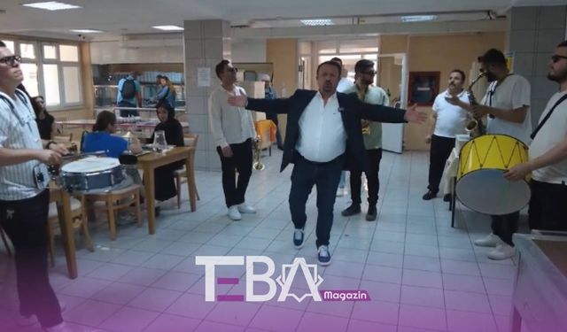 Ömer Türkmenoğlu kantinde öğrencileriyle marş seslendirdi