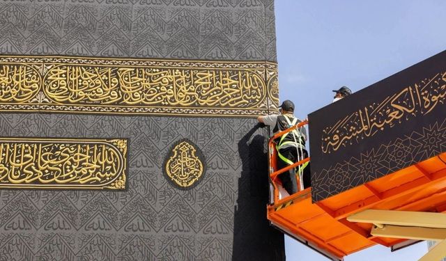 Kabe'nin örtüsü değiştirildi
