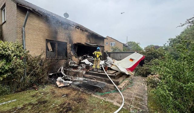 Almanya’da uçak evin üzerine düştü