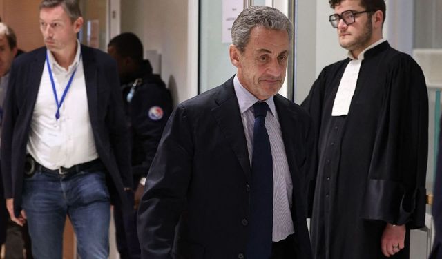 Eski Fransa Cumhurbaşkanı Sarkozy cezaevine girdi