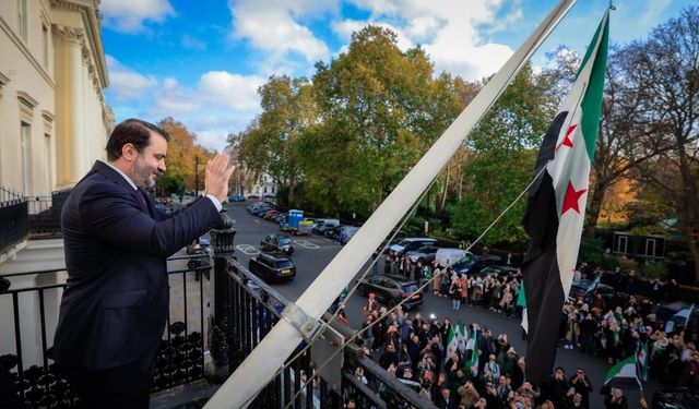 Suriye bayrağı, Londra'da 12 yıl sonra göndere çekildi