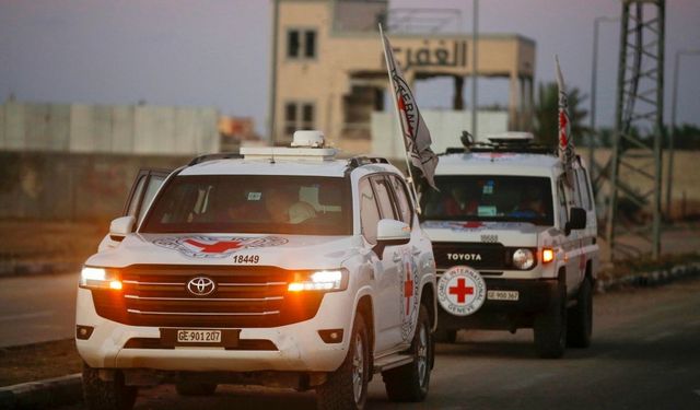 Kızılhaç, Gazze'deki İsrailli esirlerden birinin daha cesedini teslim aldı