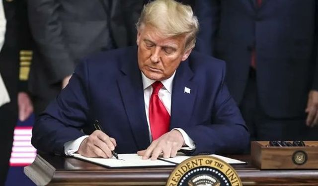 Trump, Biden'ın "otomatik imzayla" onayladığı kararnameleri iptal etti