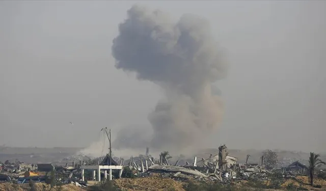 İsrail, Gazze'nin güneyini topçu ve helikopter ateşiyle vurdu