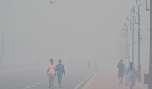 Hindistan'da hava kirliliği uçuşları aksattı